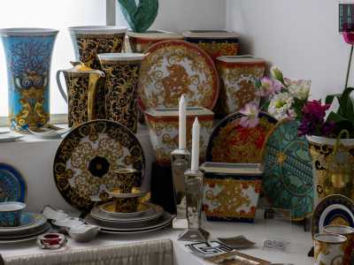 Marisa e Gianni ci mostrano per� con orgoglio anche qualche bomboniera �vecchio stampo� come piatti decorati, vasi in ceramica...